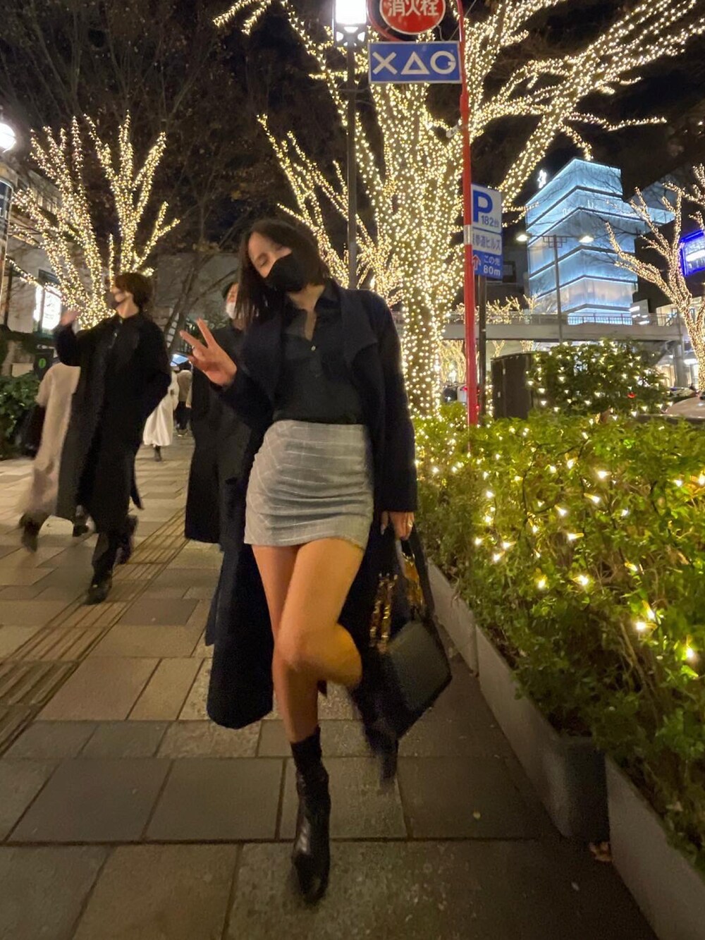 グレー系のスカート、ブラック系のシャツ/ブラウス、ブラック系のブーツを着用したレディースの冬コーディネートの5枚目の写真