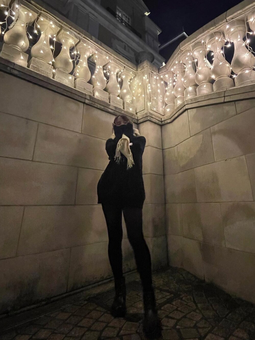 ブラック系のジャケット/アウター、ブラック系のブーツ、ブラック系のタイツ/ストッキングを着用したレディースの冬コーディネートの2枚目の写真