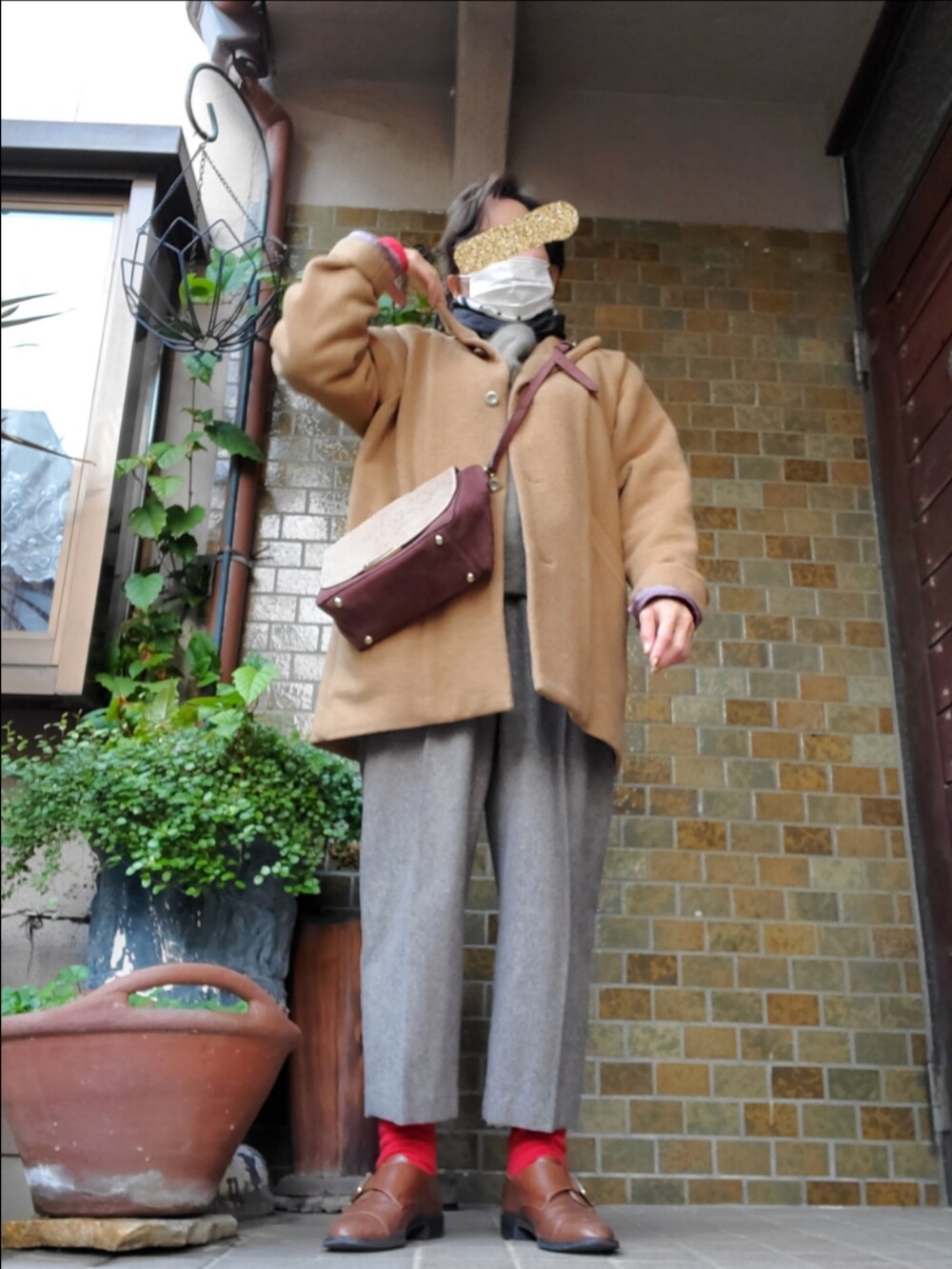 ホワイト系のローファーを着用したレディースの冬コーディネートの2枚目の写真