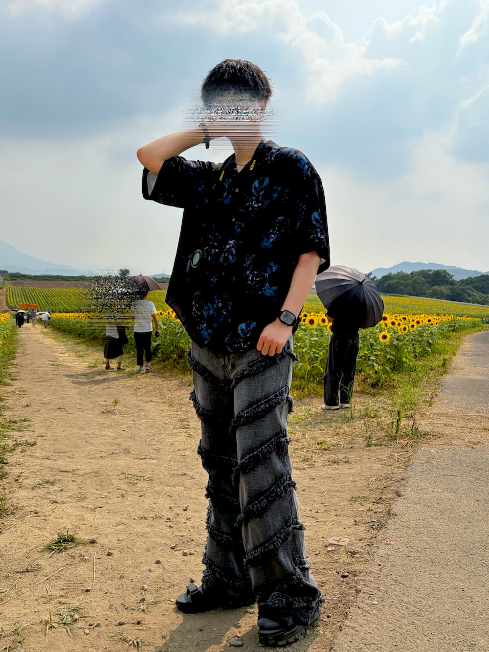 ブラック系のデニムパンツ、ブラック系のシャツ/ブラウス、ブラック系のサンダルを着用したメンズの夏コーディネートの4枚目の写真