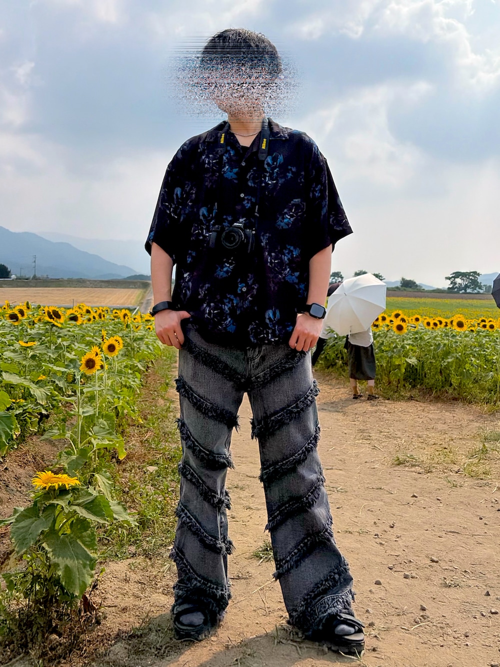 ブラック系のデニムパンツ、ブラック系のシャツ/ブラウス、ブラック系のサンダルを着用したメンズの夏コーディネートの2枚目の写真