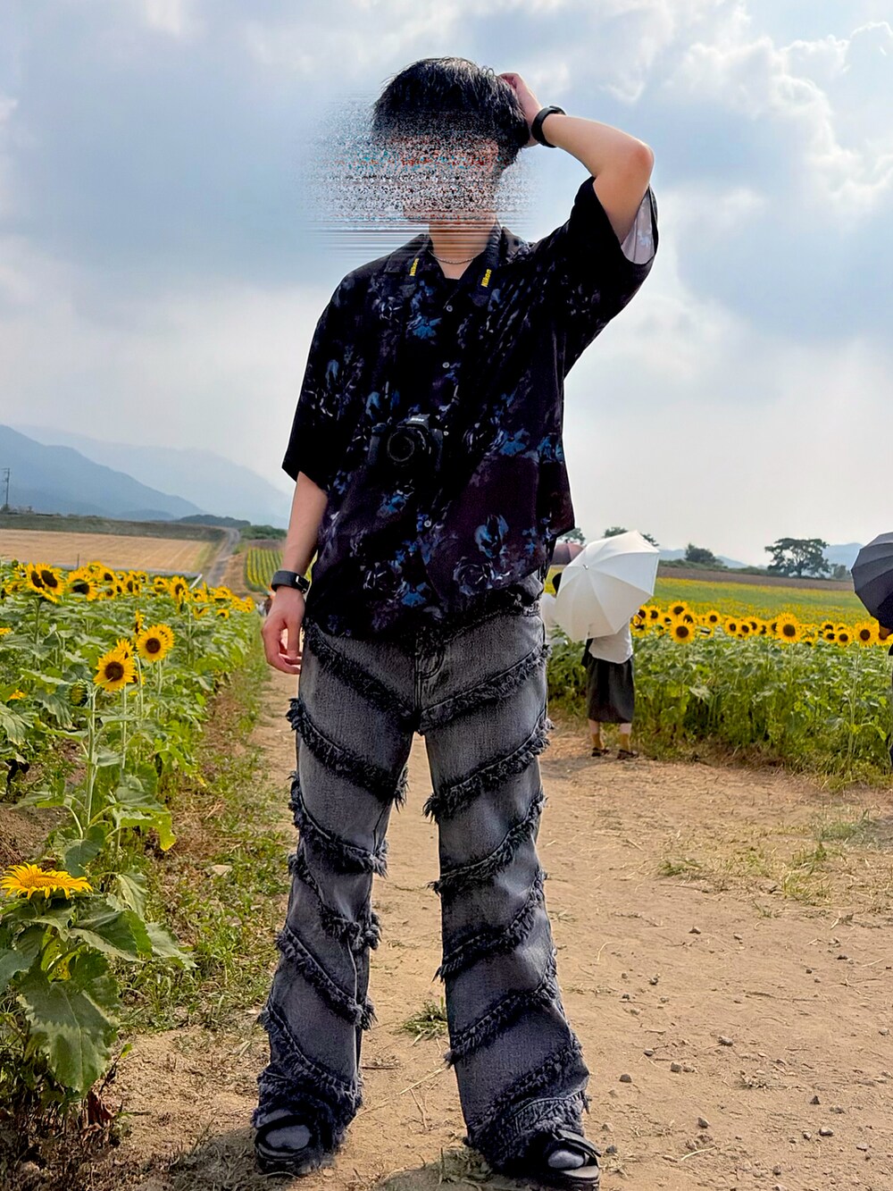 ブラック系のデニムパンツ、ブラック系のシャツ/ブラウス、ブラック系のサンダルを着用したメンズの夏コーディネートの3枚目の写真