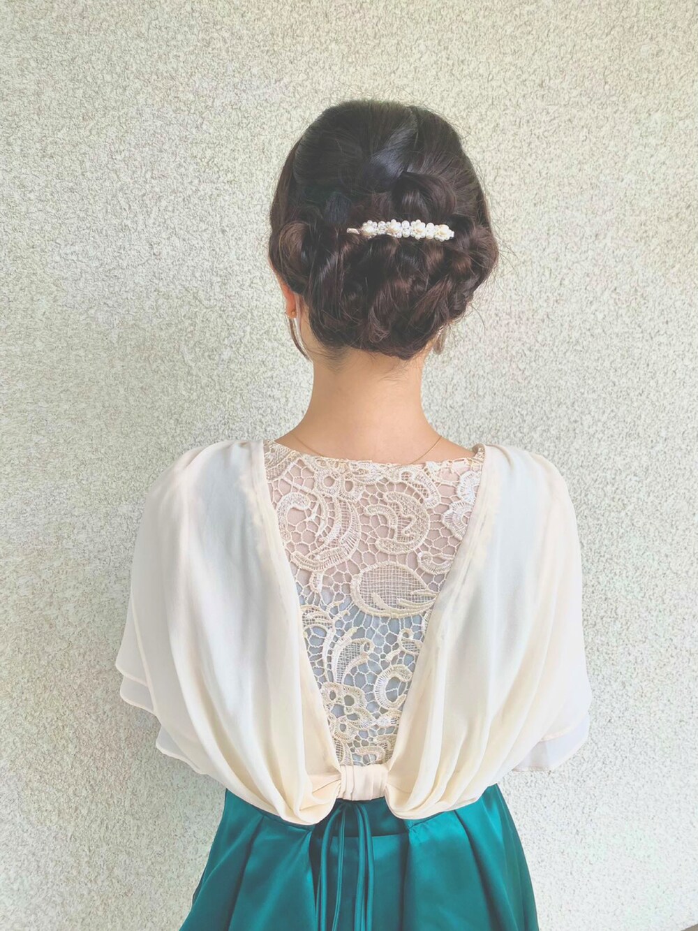 ベージュ系のバッグを着用したレディースの秋コーディネートの2枚目の写真