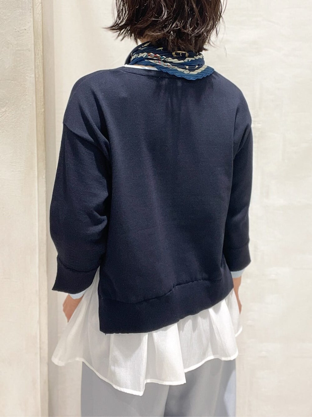 ブルー系のニット/セーター、ブルー系のその他パンツを着用したレディースの春コーディネートの5枚目の写真