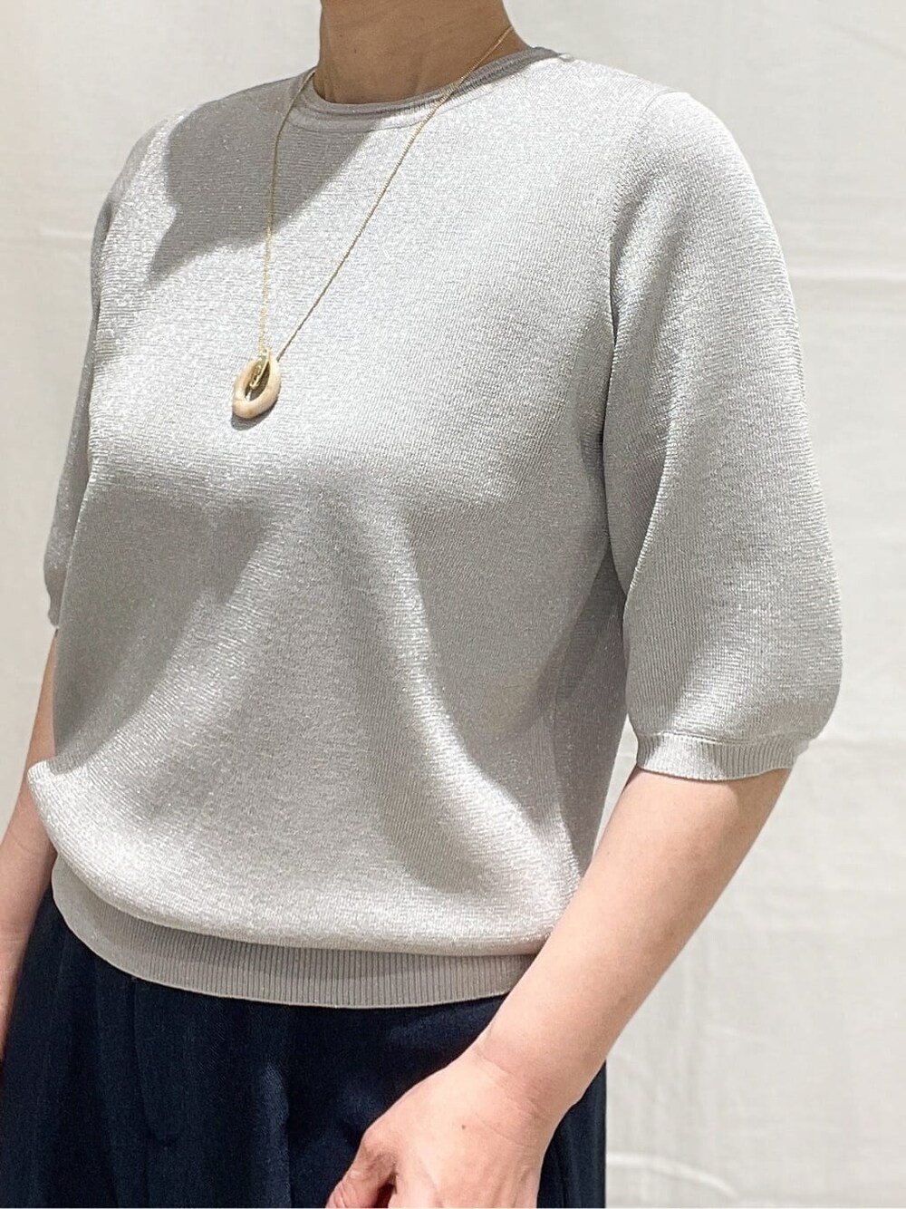 ホワイト系のシャツ/ブラウス、シルバー系のニット/セーター、ブルー系のその他パンツを着用したレディースの春コーディネートの6枚目の写真