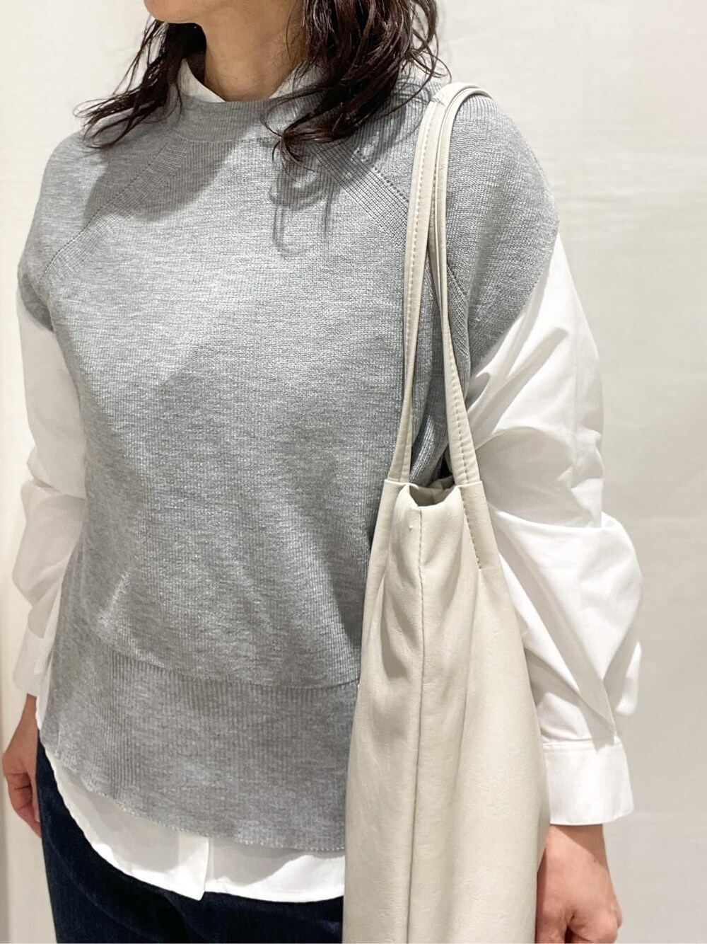 グレー系のシャツ/ブラウス、ブルー系のデニムパンツ、ベージュ系のトートバッグを着用したレディースの冬コーディネートの4枚目の写真