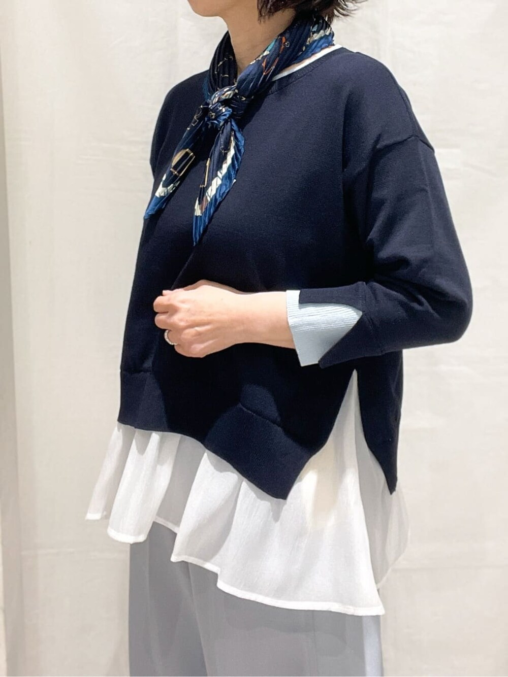 ブルー系のニット/セーター、ブルー系のその他パンツを着用したレディースの春コーディネートの4枚目の写真