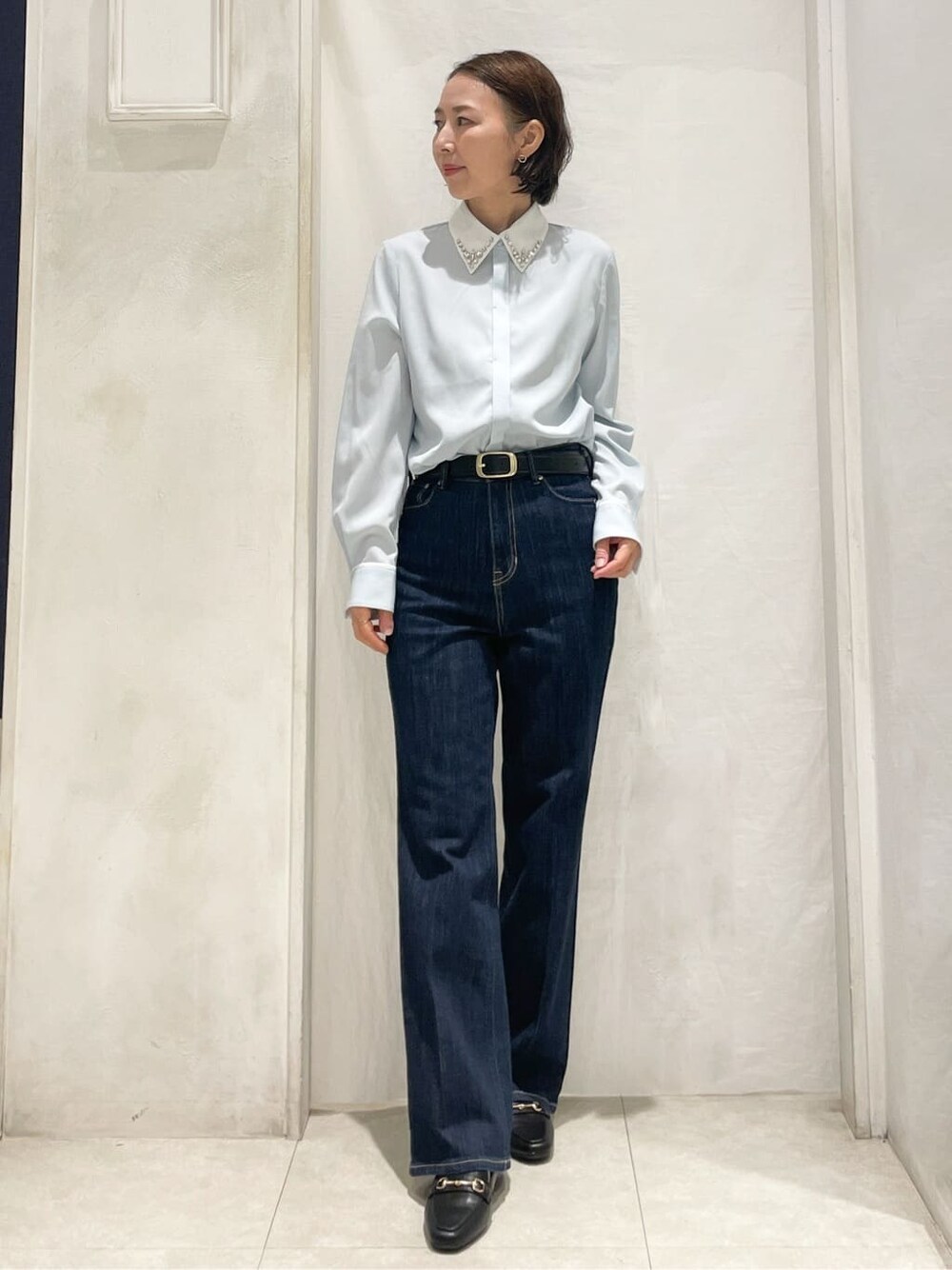 ブルー系のデニムジャケット、ブルー系のシャツ/ブラウス、ブルー系のデニムパンツを着用したレディースの冬コーディネートの4枚目の写真