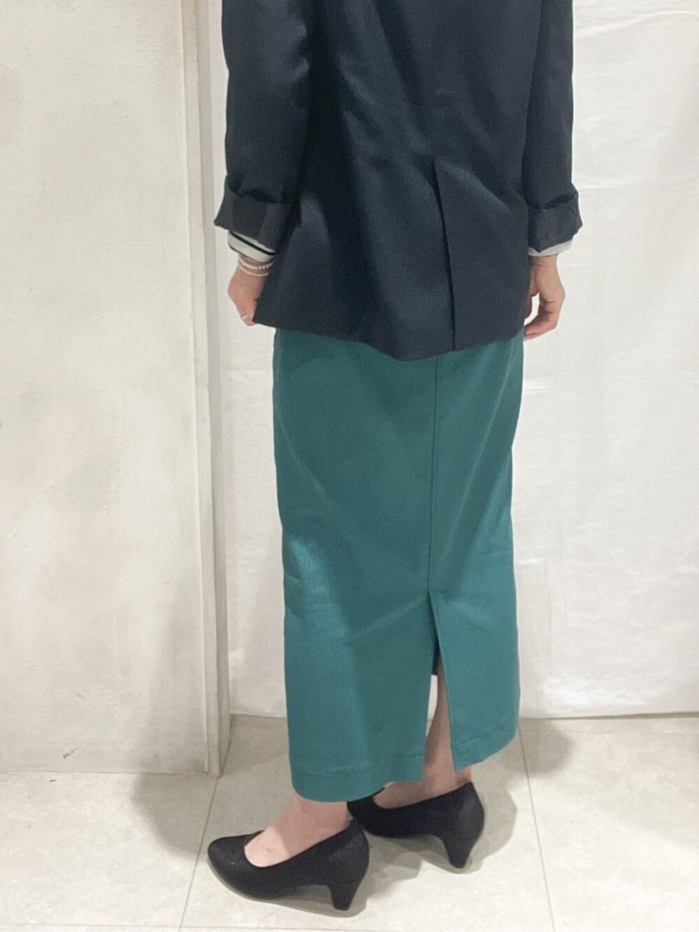 ブラック系のパンプス、ベージュ系のTシャツ/カットソー、ホワイト系のTシャツ/カットソーを着用したレディースの春コーディネートの5枚目の写真