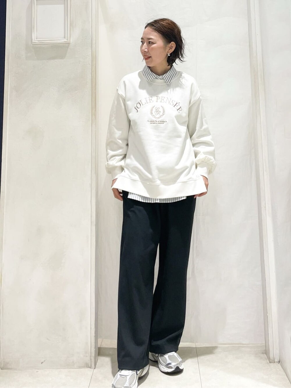 ブルー系のブルゾン、ホワイト系のシャツ/ブラウス、ホワイト系のスウェットを着用したレディースの冬コーディネートの4枚目の写真