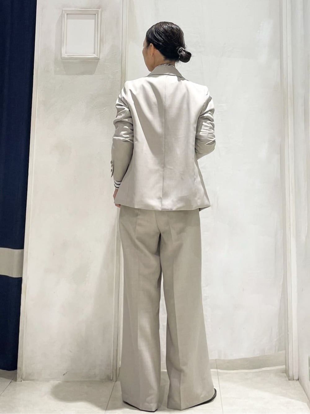 ベージュ系のテーラードジャケット、ホワイト系のTシャツ/カットソー、ベージュ系のその他パンツを着用したレディースの秋コーディネートの3枚目の写真