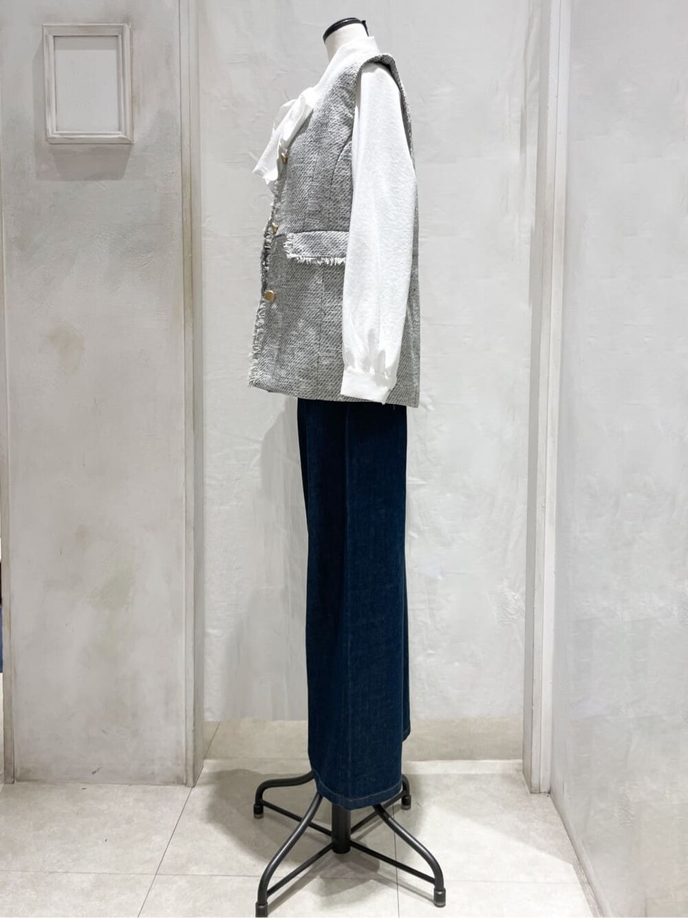 ホワイト系のシャツ/ブラウス、ブルー系のデニムパンツ、グレー系のトートバッグを着用したレディースの冬コーディネートの2枚目の写真