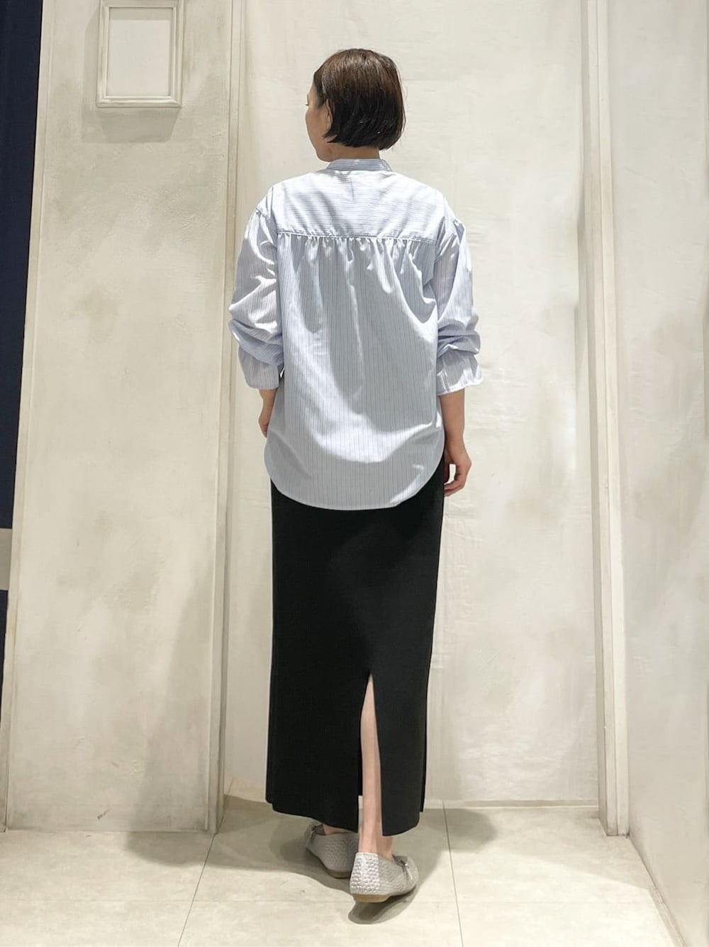 ブルー系のシャツ/ブラウス、グレー系のタンクトップ、ブラック系のスカートを着用したレディースの春コーディネートの3枚目の写真