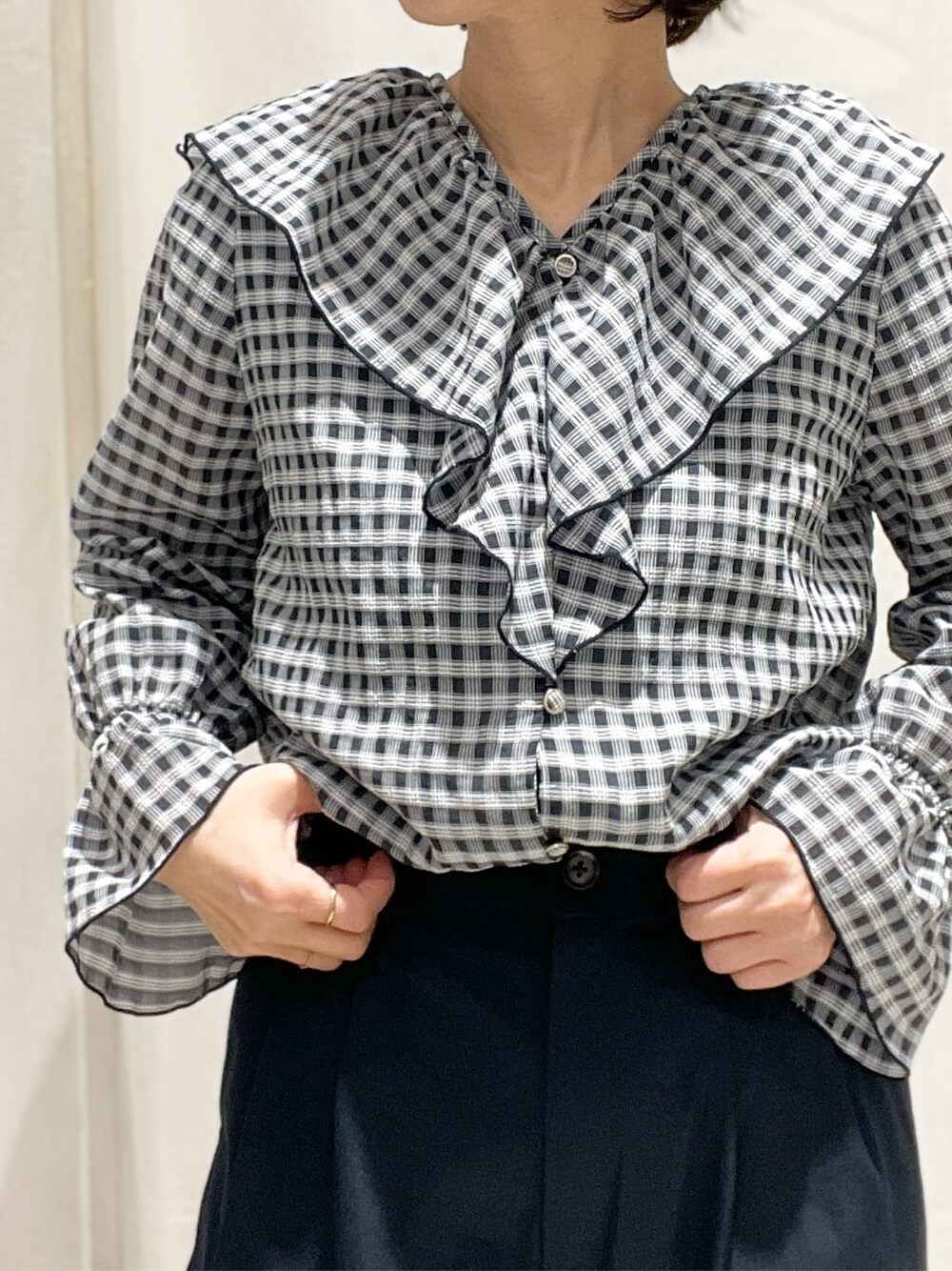 グリーン系のトレンチコート、ホワイト系のシャツ/ブラウス、ブルー系のその他パンツを着用したレディースの冬コーディネートの10枚目の写真