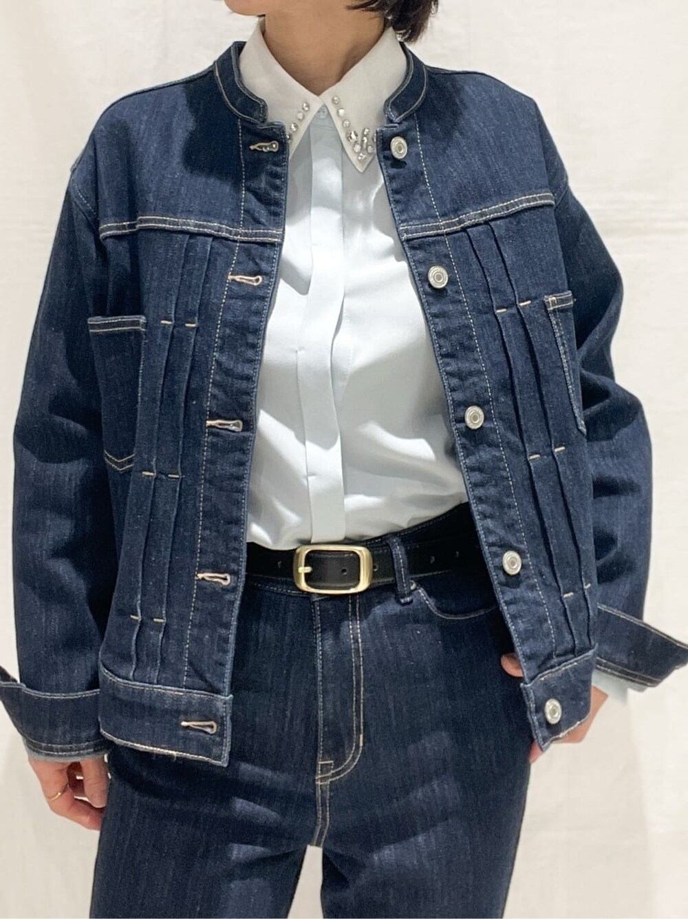 ブルー系のデニムジャケット、ブルー系のシャツ/ブラウス、ブルー系のデニムパンツを着用したレディースの冬コーディネートの5枚目の写真