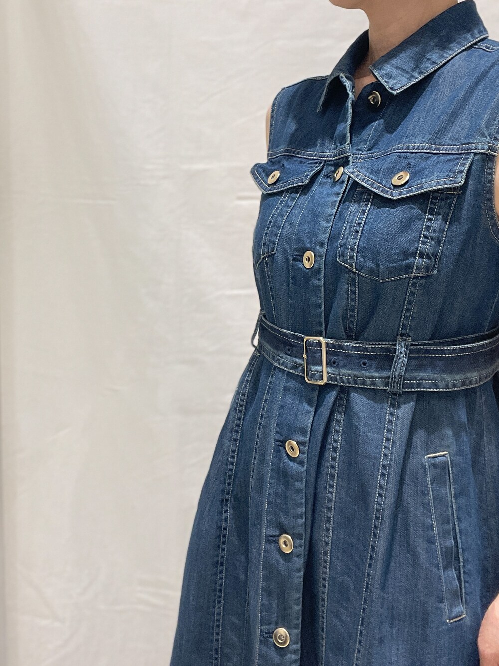 ブラウン系のシャツ/ブラウス、ブルー系のワンピースを着用したレディースの春コーディネートの6枚目の写真