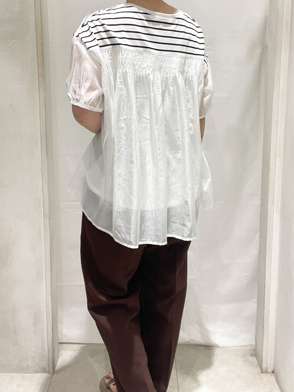 ホワイト系のTシャツ/カットソー、ブラウン系のその他パンツ、ベージュ系のショルダーバッグを着用したレディースの夏コーディネートの4枚目の写真