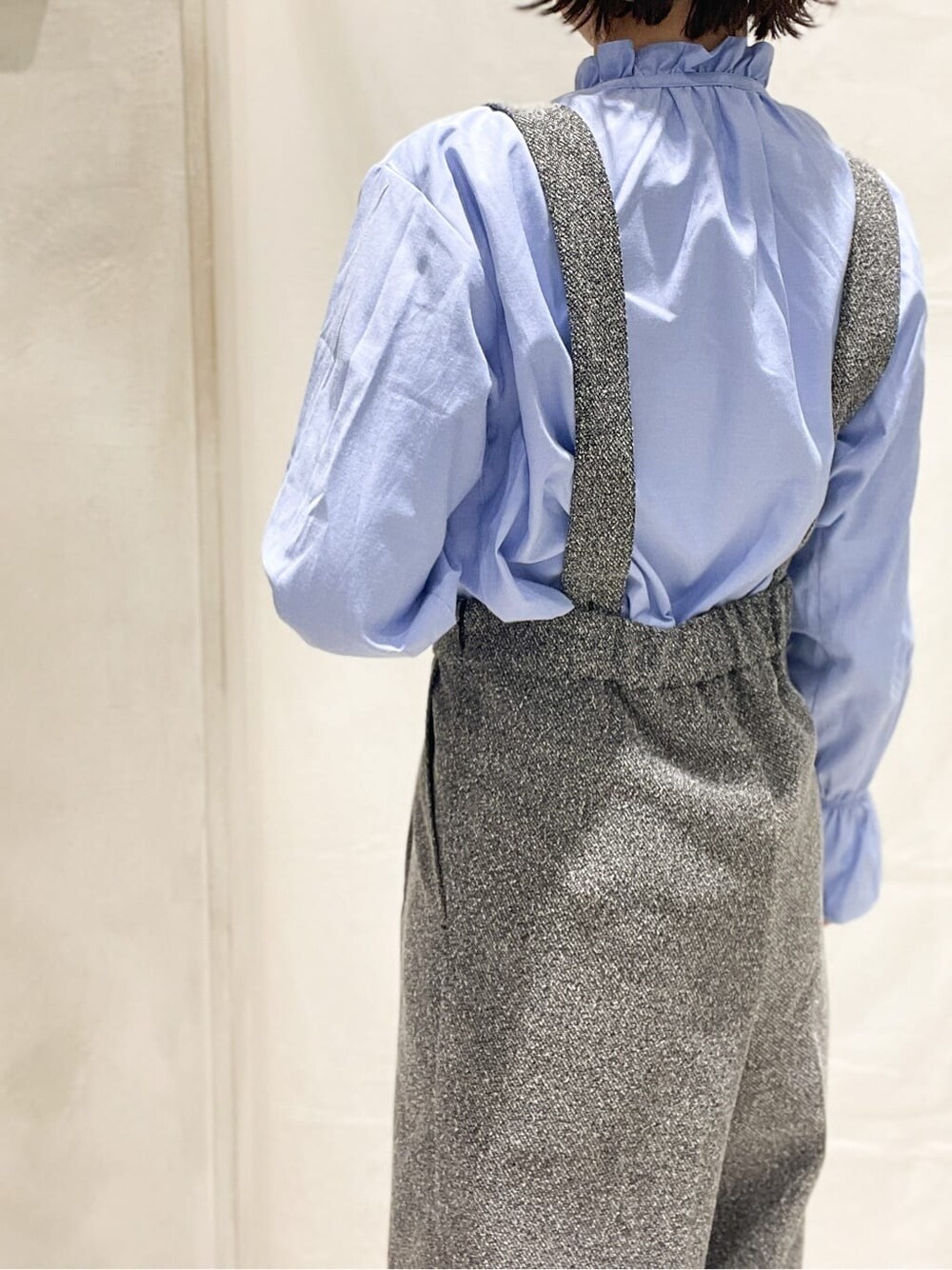 ベージュ系のその他アウター、ブルー系のシャツ/ブラウス、ブラック系のその他パンツを着用したレディースの冬コーディネートの9枚目の写真