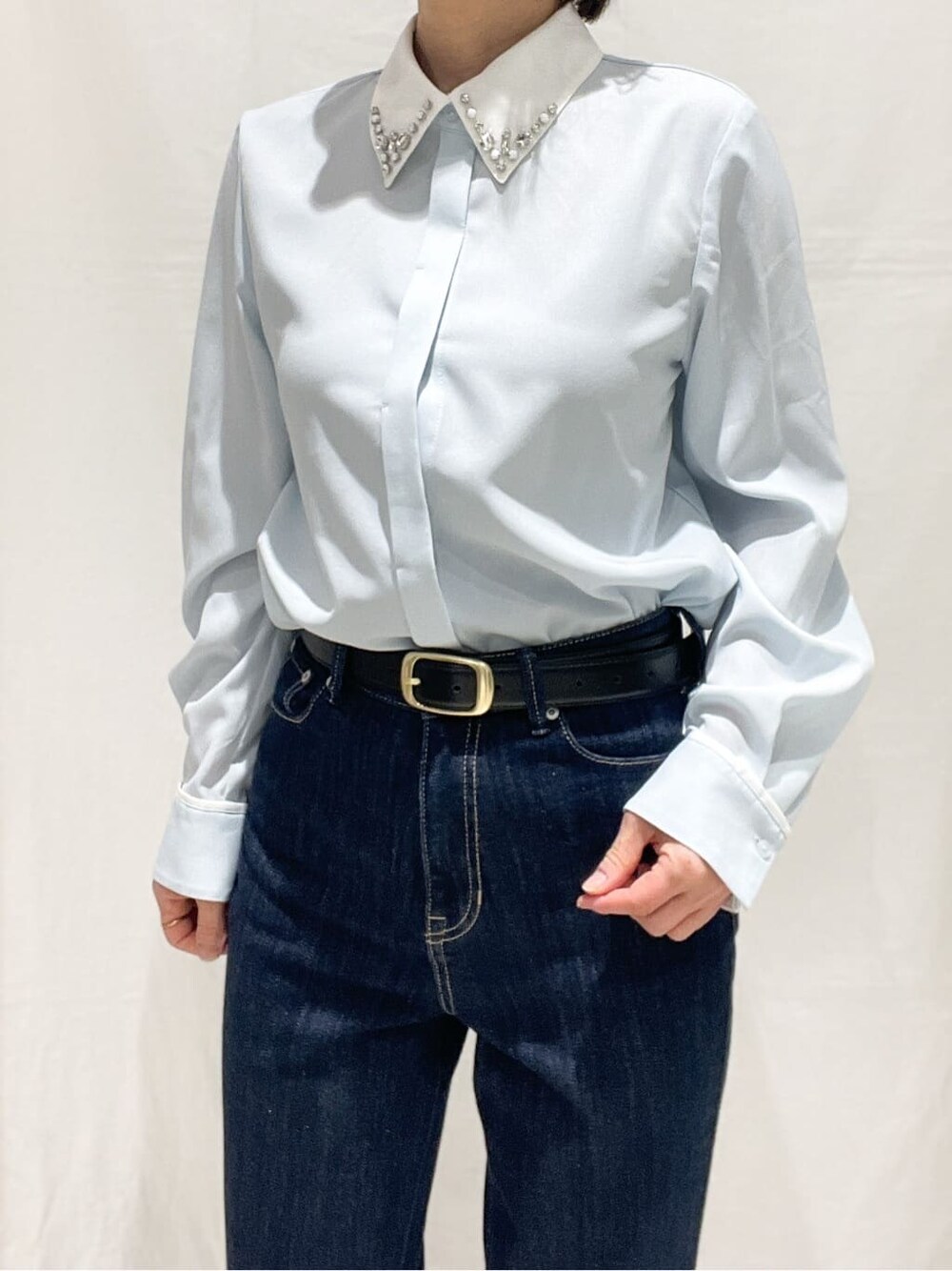 ブルー系のデニムジャケット、ブルー系のシャツ/ブラウス、ブルー系のデニムパンツを着用したレディースの冬コーディネートの6枚目の写真