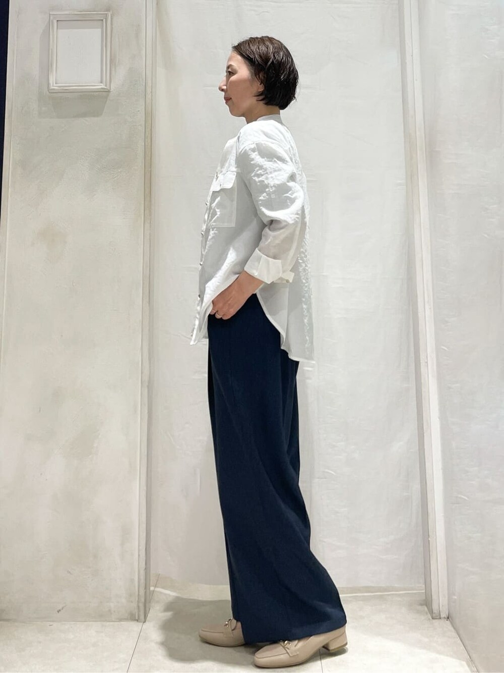 ホワイト系のシャツ/ブラウス、シルバー系のニット/セーター、ブルー系のその他パンツを着用したレディースの春コーディネートの2枚目の写真