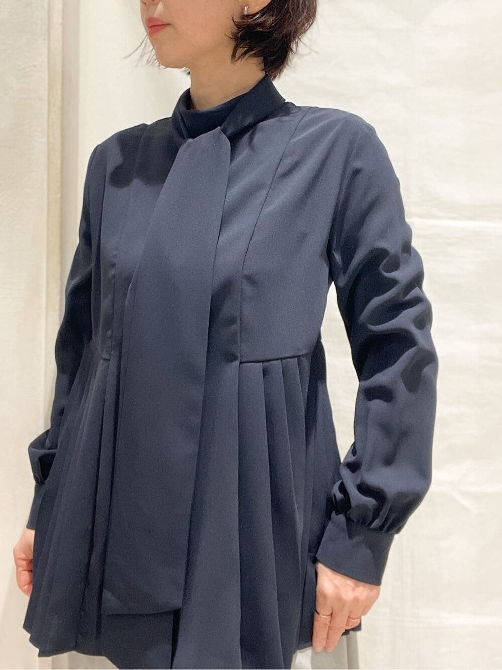 グレー系のテーラードジャケット、ブルー系のシャツ/ブラウス、グレー系のその他パンツを着用したレディースの冬コーディネートの6枚目の写真
