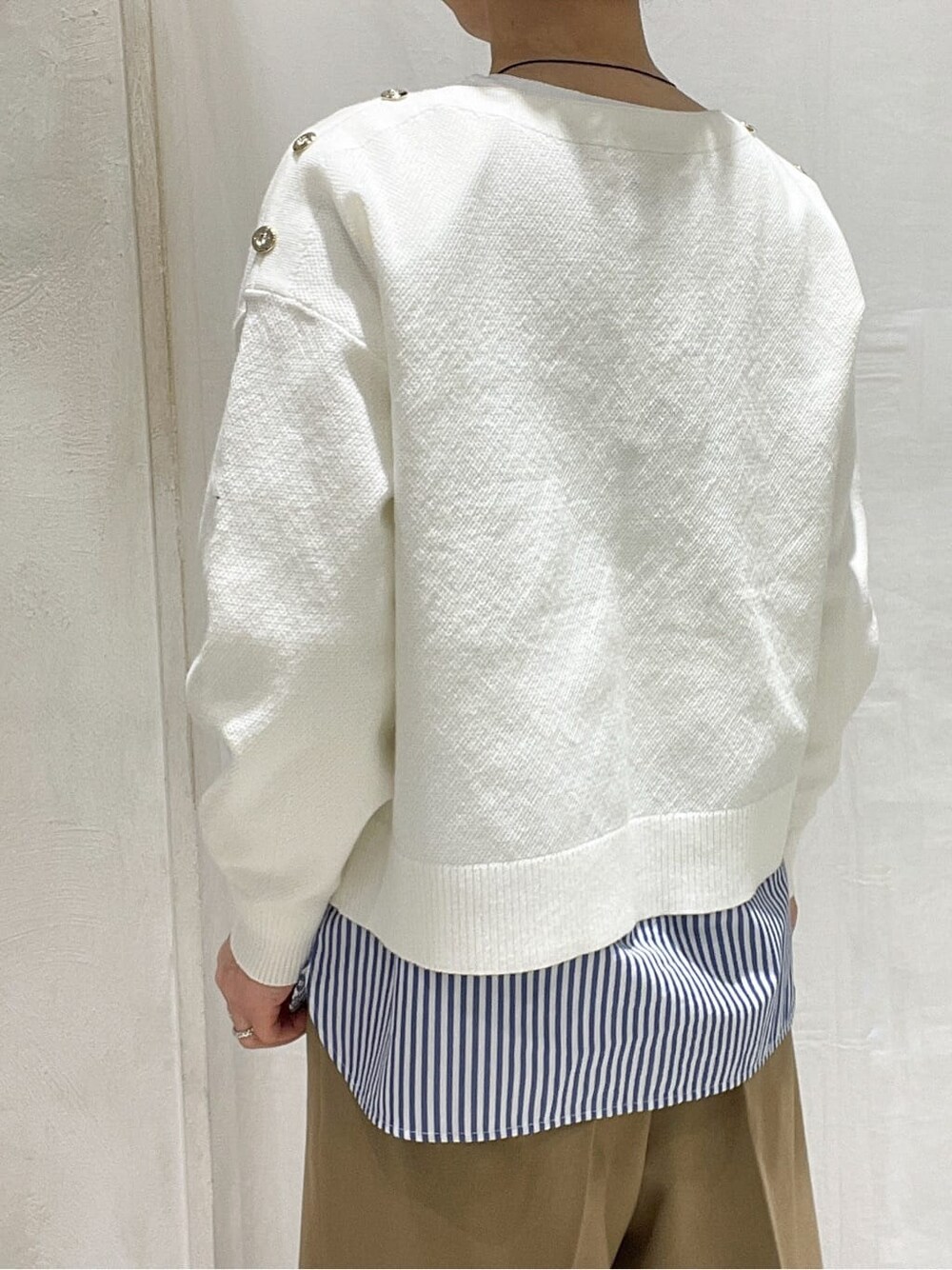 ホワイト系のニット/セーター、ブルー系のTシャツ/カットソー、ブラウン系のその他パンツを着用したレディースの春コーディネートの6枚目の写真