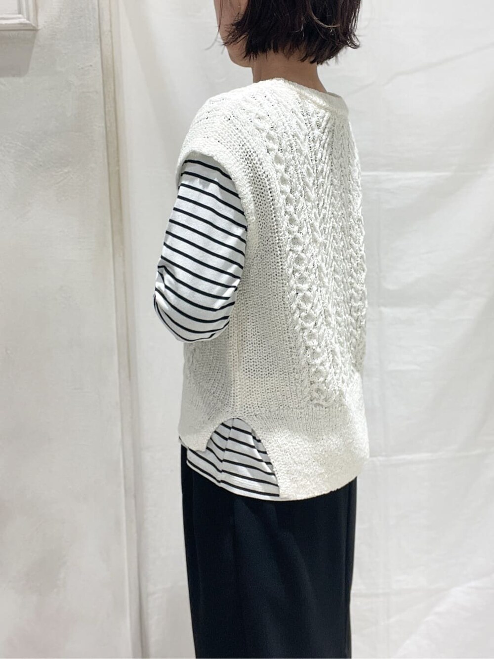 グレー系のブルゾン、ホワイト系のニット/セーター、ホワイト系のTシャツ/カットソーを着用したレディースの冬コーディネートの9枚目の写真