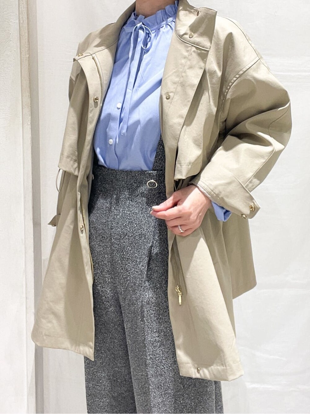 ベージュ系のその他アウター、ブルー系のシャツ/ブラウス、ブラック系のその他パンツを着用したレディースの冬コーディネートの7枚目の写真