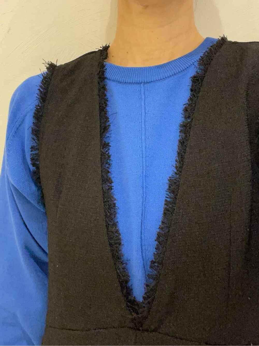 ベージュ系のトレンチコート、ブルー系のニット/セーター、ブラック系のサロペット/オーバーオールを着用したレディースの春コーディネートの7枚目の写真