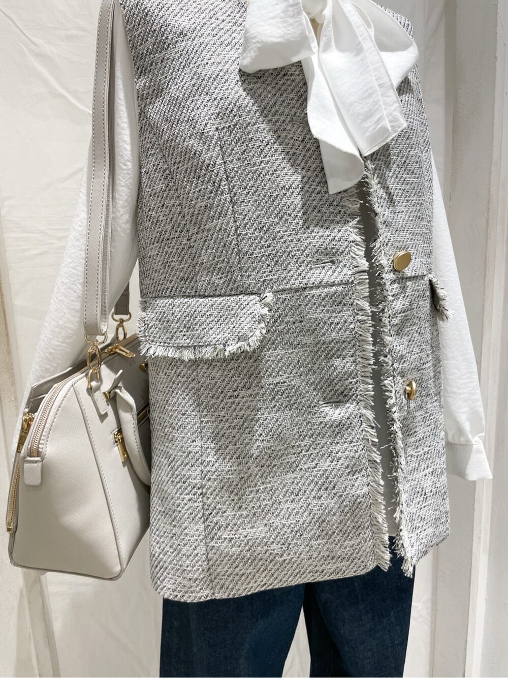ホワイト系のシャツ/ブラウス、ブルー系のデニムパンツ、グレー系のトートバッグを着用したレディースの冬コーディネートの5枚目の写真