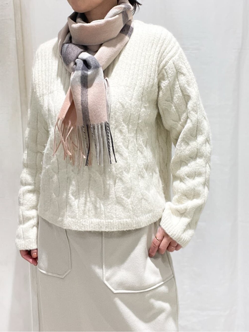 ホワイト系のニット/セーター、ベージュ系のスカート、ピンク系のストール/ショールを着用したレディースの冬コーディネートの4枚目の写真