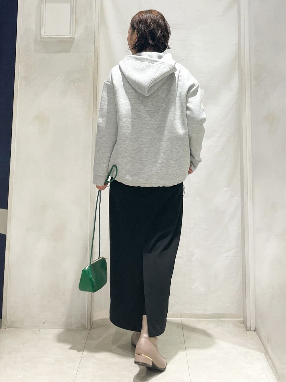 グレー系のブルゾン、ホワイト系のニット/セーター、ホワイト系のTシャツ/カットソーを着用したレディースの冬コーディネートの4枚目の写真