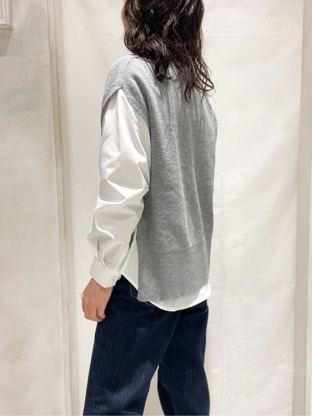 グレー系のシャツ/ブラウス、ブルー系のデニムパンツ、ベージュ系のトートバッグを着用したレディースの冬コーディネートの5枚目の写真