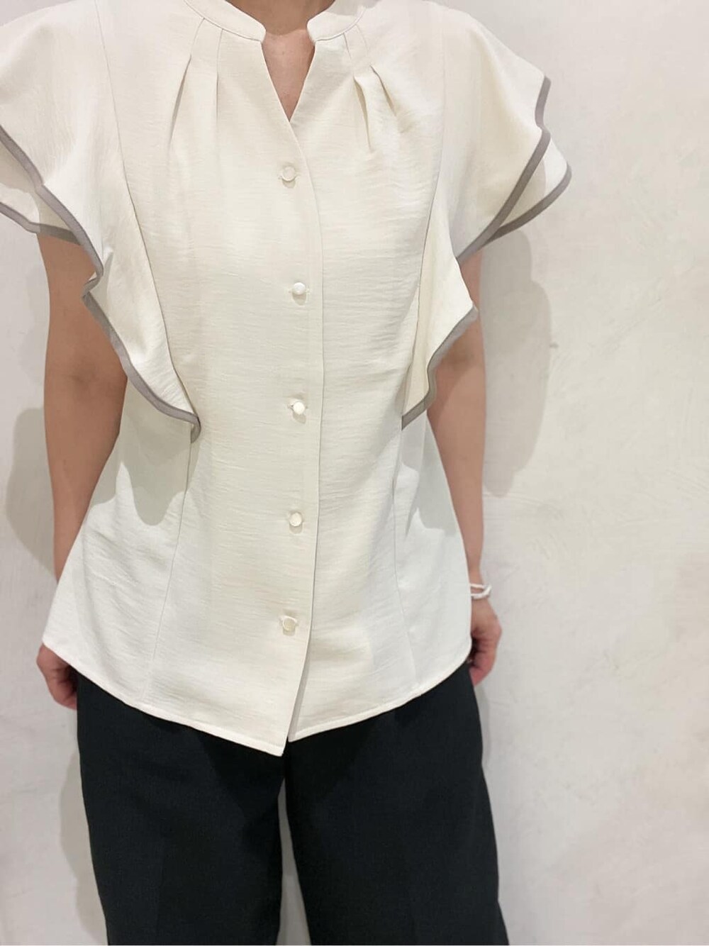 ブラック系のその他パンツ、シルバー系のイヤリングを着用したレディースの夏コーディネートの4枚目の写真