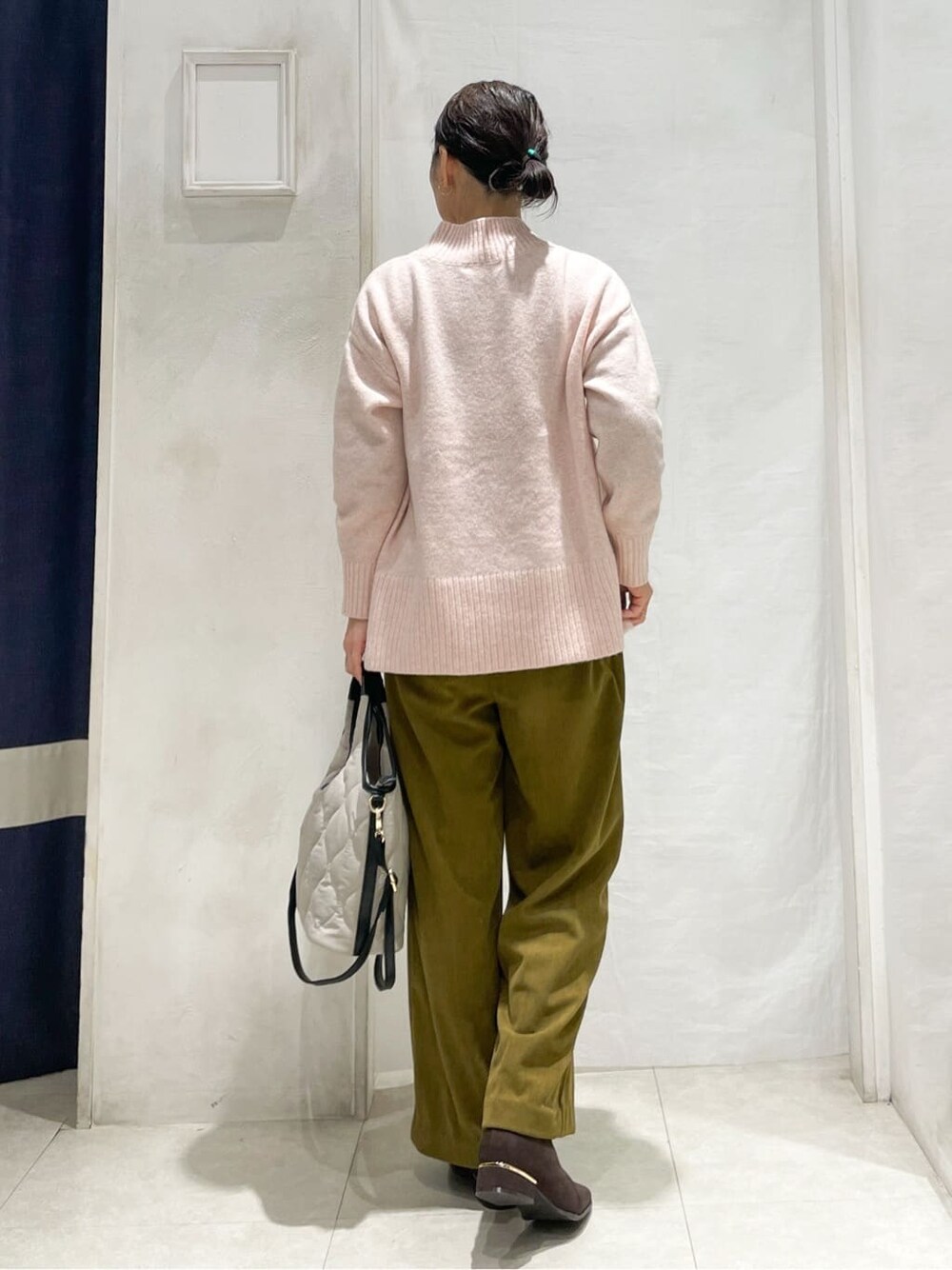ピンク系のニット/セーター、イエロー系のその他パンツ、ベージュ系のトートバッグを着用したレディースの秋コーディネートの3枚目の写真