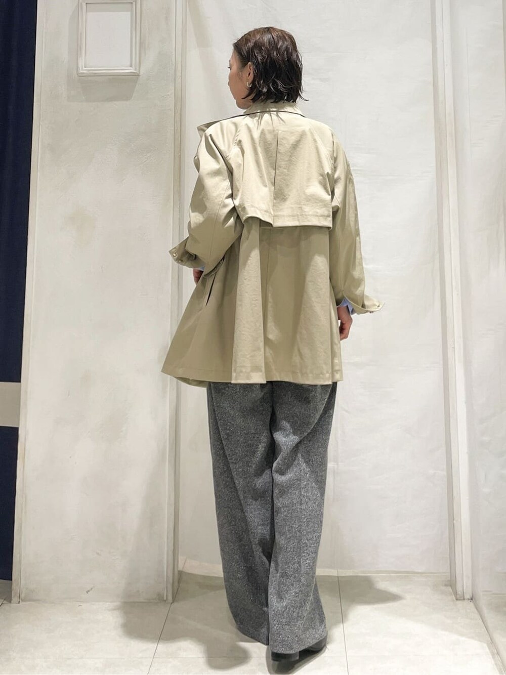 ベージュ系のその他アウター、ブルー系のシャツ/ブラウス、ブラック系のその他パンツを着用したレディースの冬コーディネートの3枚目の写真