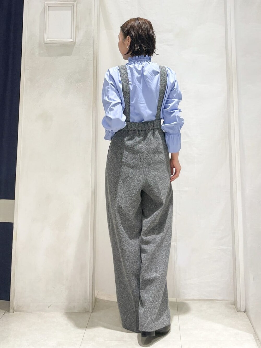 ベージュ系のその他アウター、ブルー系のシャツ/ブラウス、ブラック系のその他パンツを着用したレディースの冬コーディネートの6枚目の写真