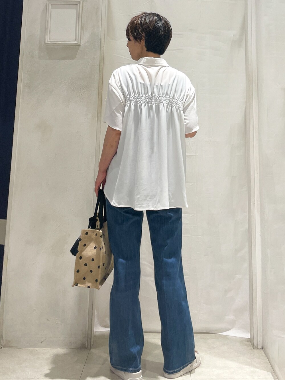 ホワイト系のシャツ/ブラウス、ブラック系のタンクトップ、ブルー系のデニムパンツを着用したレディースの夏コーディネートの3枚目の写真