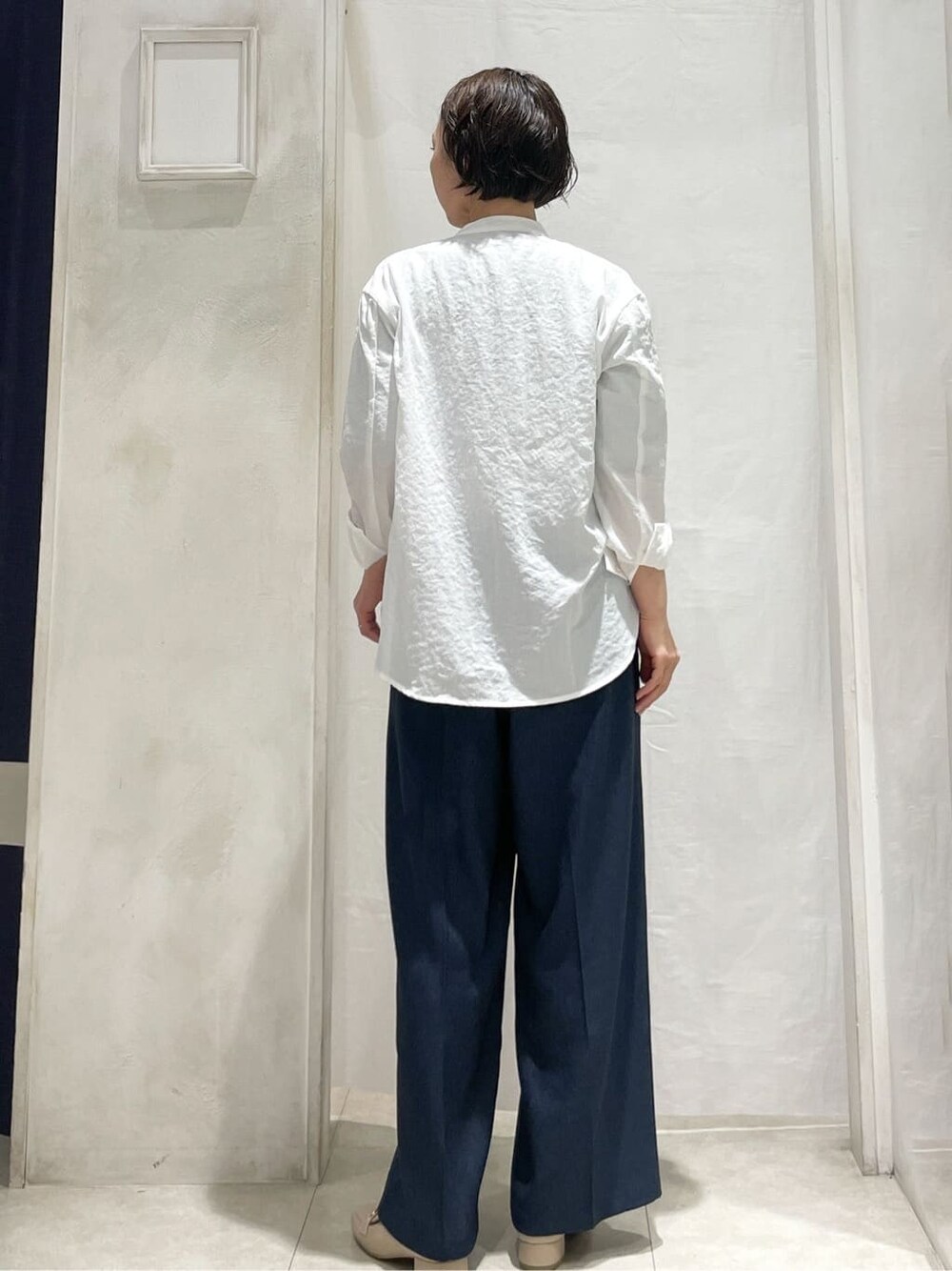 ホワイト系のシャツ/ブラウス、シルバー系のニット/セーター、ブルー系のその他パンツを着用したレディースの春コーディネートの3枚目の写真