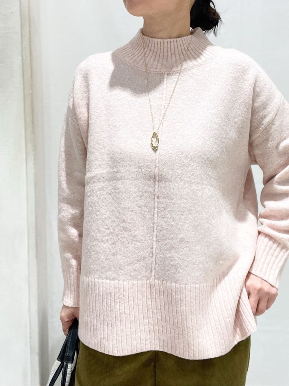 ピンク系のニット/セーター、イエロー系のその他パンツ、ベージュ系のトートバッグを着用したレディースの秋コーディネートの4枚目の写真