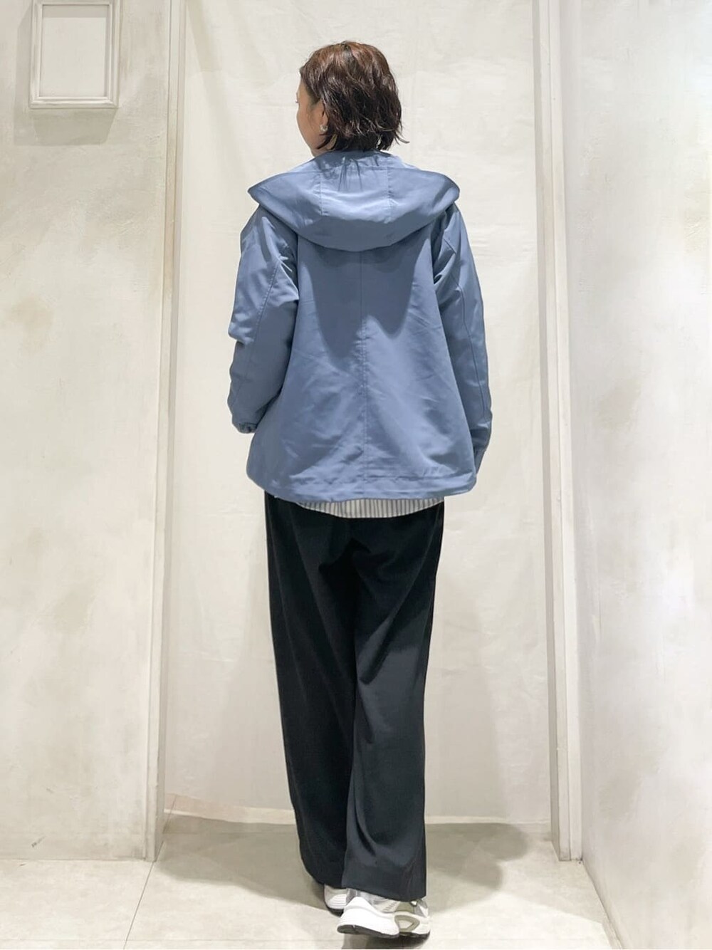 ブルー系のブルゾン、ホワイト系のシャツ/ブラウス、ホワイト系のスウェットを着用したレディースの冬コーディネートの3枚目の写真