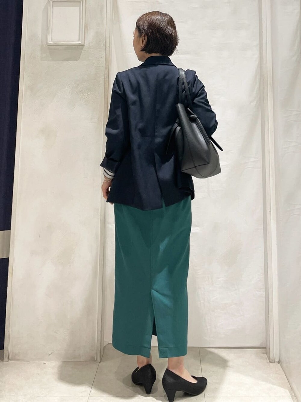 ブラック系のパンプス、ベージュ系のTシャツ/カットソー、ホワイト系のTシャツ/カットソーを着用したレディースの春コーディネートの3枚目の写真