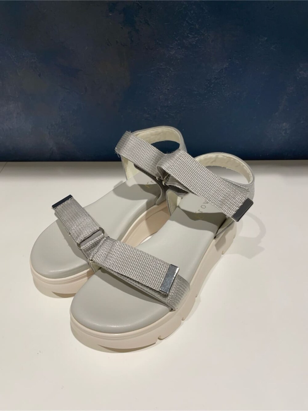 ベージュ系のカーディガン/ボレロ、グリーン系のタンクトップ、ベージュ系のその他パンツを着用したレディースの夏コーディネートの6枚目の写真