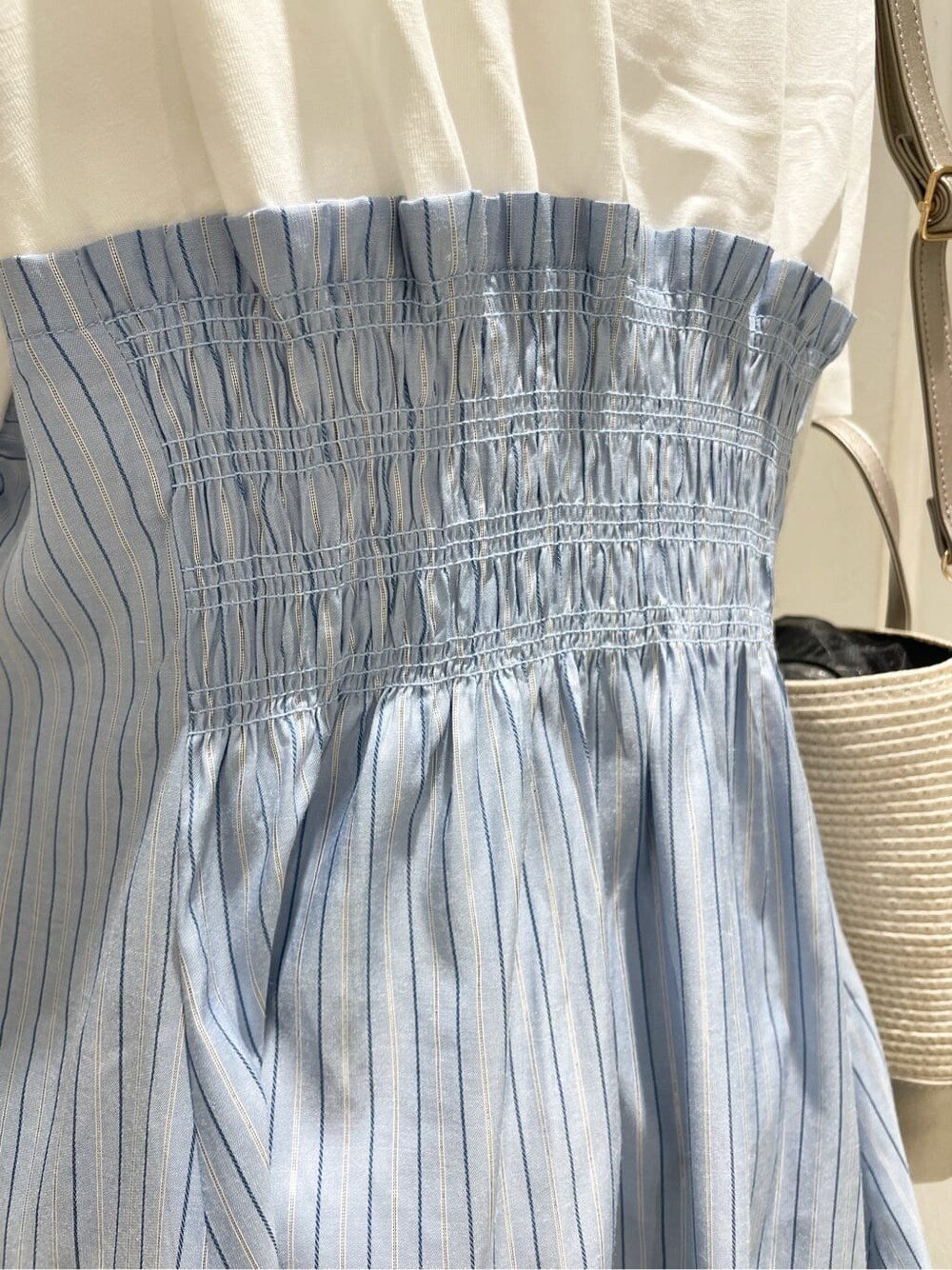 ブルー系のTシャツ/カットソー、シルバー系のトートバッグ、ゴールド系のネックレスを着用したレディースの夏コーディネートの6枚目の写真