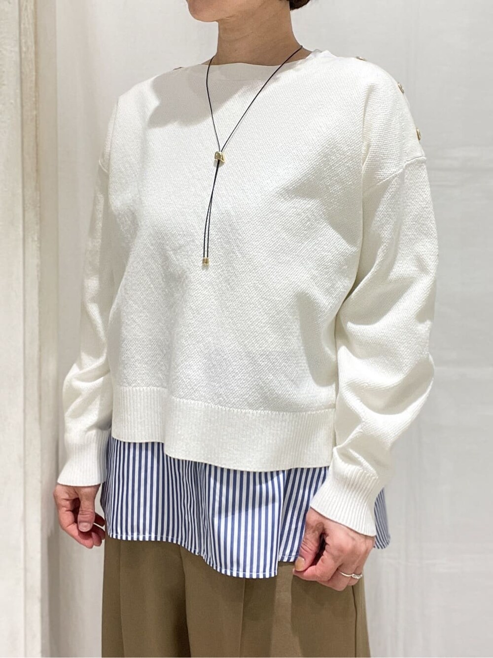 ホワイト系のニット/セーター、ブルー系のTシャツ/カットソー、ブラウン系のその他パンツを着用したレディースの春コーディネートの5枚目の写真