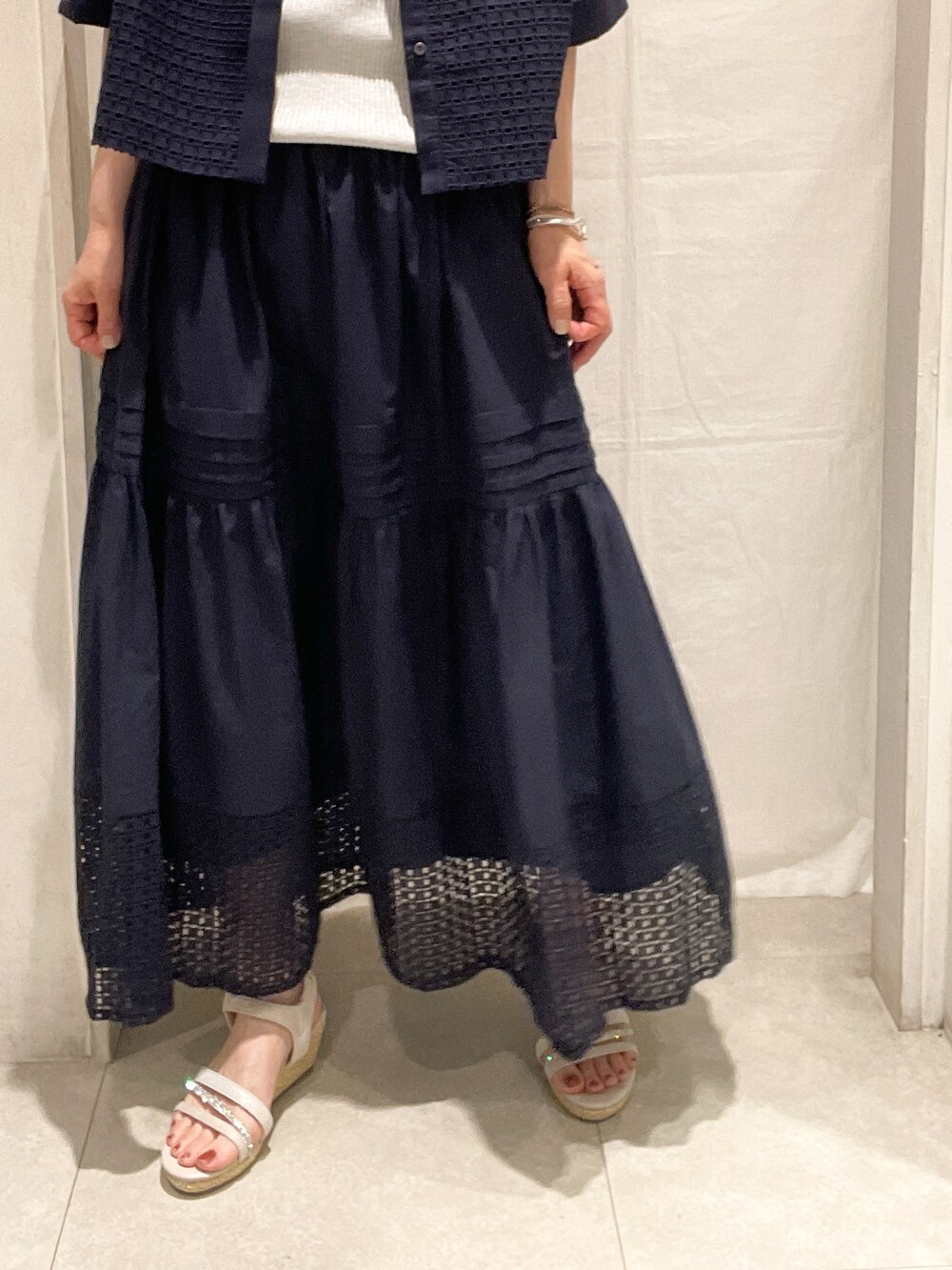 グレー系のタンクトップ、ブルー系のスカート、ブルー系のシャツ/ブラウスを着用したレディースの春コーディネートの6枚目の写真