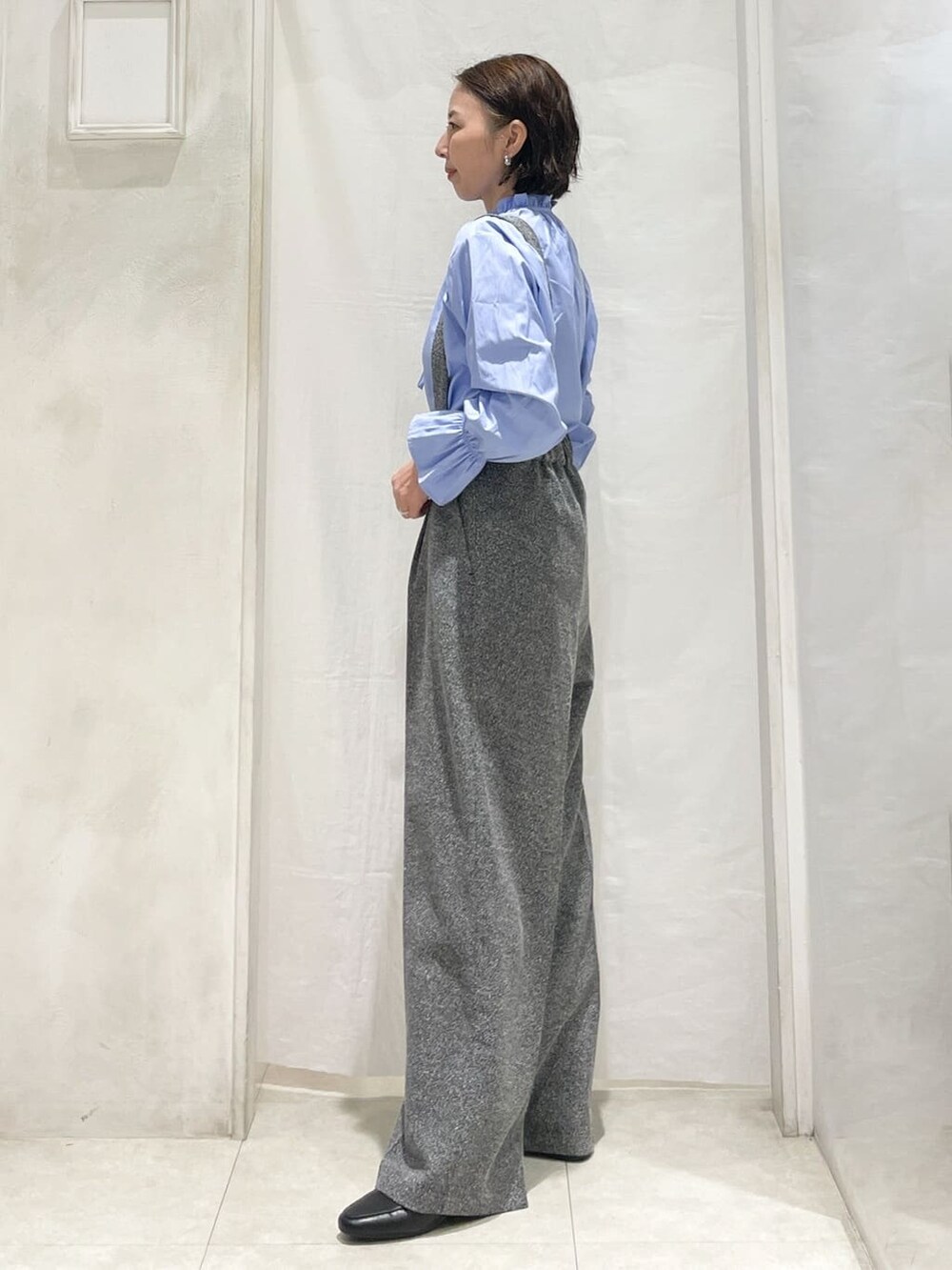 ベージュ系のその他アウター、ブルー系のシャツ/ブラウス、ブラック系のその他パンツを着用したレディースの冬コーディネートの5枚目の写真