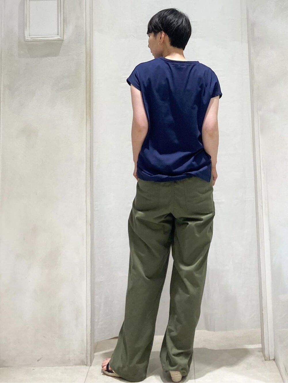 グリーン系のその他パンツを着用したレディースの春コーディネートの3枚目の写真