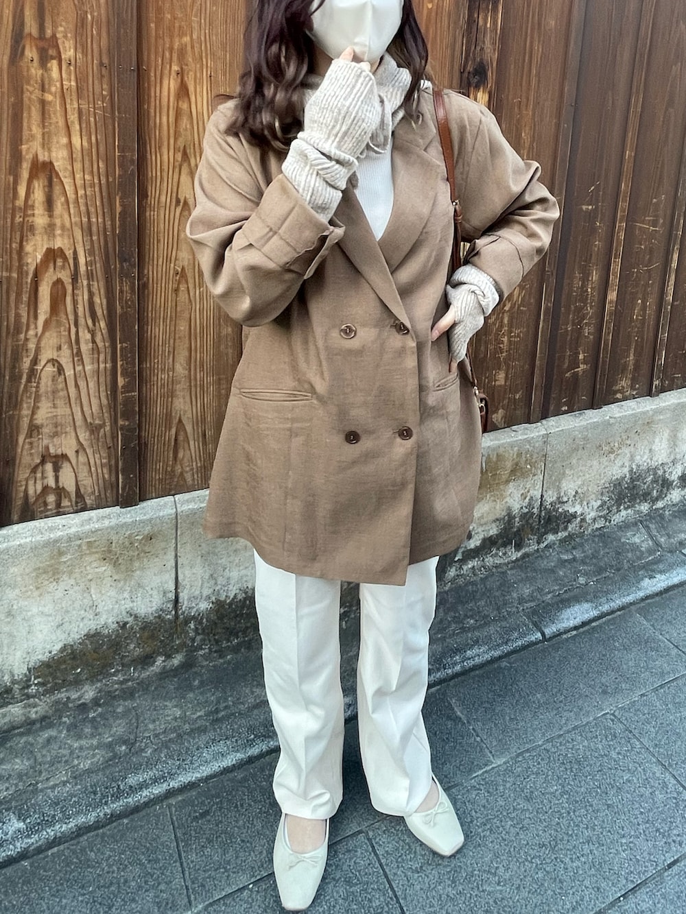 ブラウン系のテーラードジャケット、ホワイト系のその他パンツ、ホワイト系のパンプスを着用したレディースの秋コーディネートの2枚目の写真