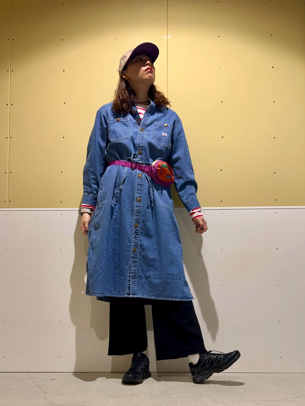 ブルー系のワンピース、ブラック系のその他パンツ、ブラック系のスニーカーを着用したレディースの冬コーディネートの4枚目の写真